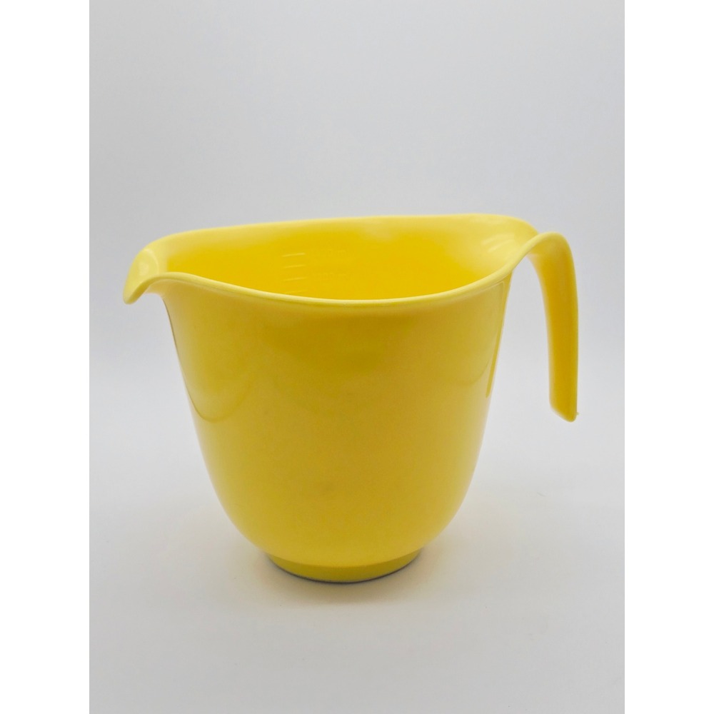 Vintage Rubbermaid Yellow 6 Cup Measuring Cup with Spout and Handle 2661